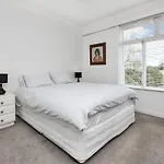 Spacious Sunny Seaview Apartment