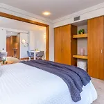 Stylish Central City Apartment With Pool And Gym