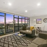 Central 12Th Floor Apt With City & Harbour Views