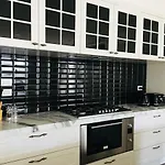 Emily\'S Holiday House, Newmarket