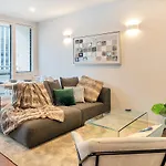 Chic Metro Apartment With Free Parking And Air-Con