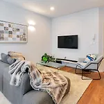 Chic Metro Apartment With Free Parking And Air-Con