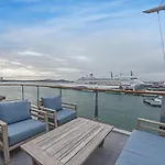 Princes Wharf 1Br Sub-Penthouse With Panoramic City & Ocean Views