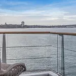 Princes Wharf 1Br Sub-Penthouse With Panoramic City & Ocean Views