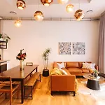 Anzac South Loft - 4 Bedrooms & 2 Free Car Parks