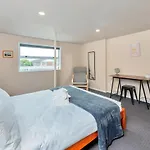 Sunny Side Getaway With Parking And Aircon