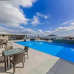 Spacious One Bedroom In The Heritage Hotel!