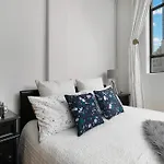 Beautiful Modern Central City Apartment