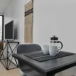 Beautifully Modern Brand New Central Apartment