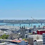 Apartment With Brilliant Views In Auckland Cbd