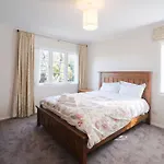 Epsom Central Holiday Home With Pool