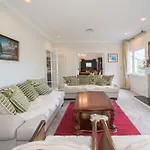 Epsom Central Holiday Home With Pool