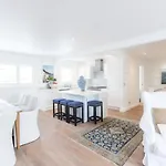 Stunning And Modern 4 Bedroom Townhouse Near Kohi Beach
