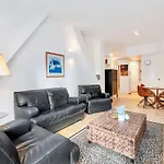1Br City Apartment W/ Free Parking For 2 Cars