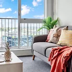 Cityscape Charm Apt W Parking, Views, Pool & Gym