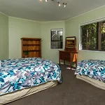 Beachside Holiday - Castor Bay Holiday Apartment