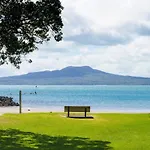 Beachside Holiday - Castor Bay Holiday Apartment