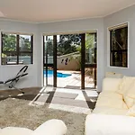 Beachside Holiday - Castor Bay Holiday Apartment