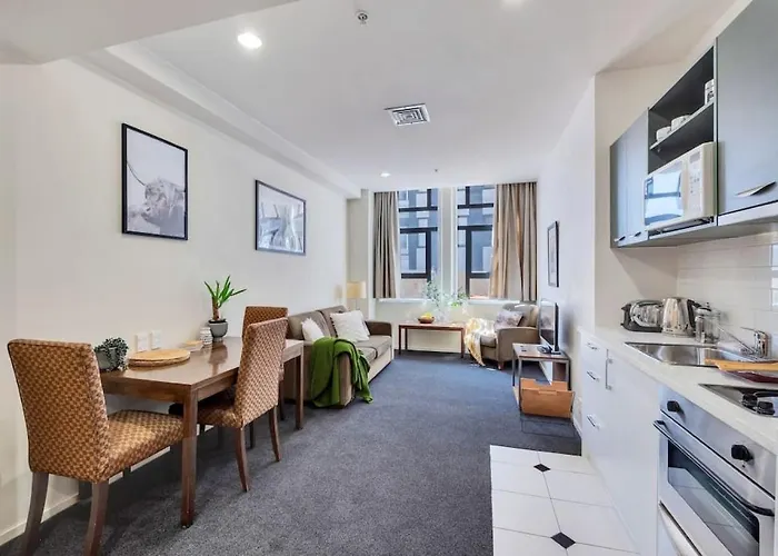Urban Deco Apartment On Queen Street