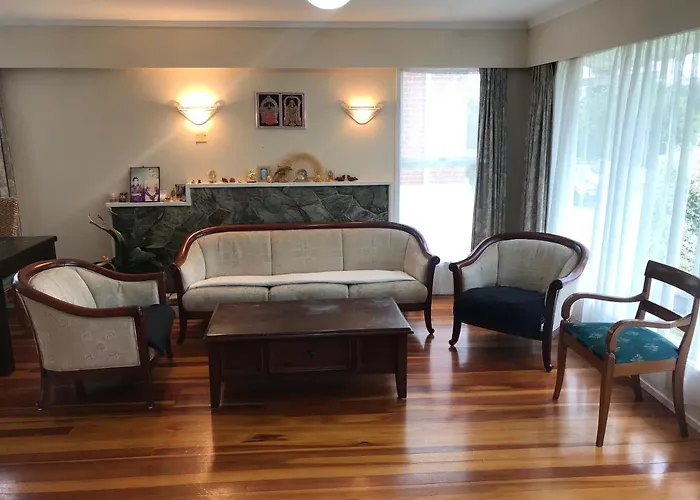 Accommodation In A Large Home Heart Of Auckland City And Airport