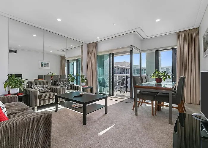 Stunning & Spacious Haven On The Waterfront!