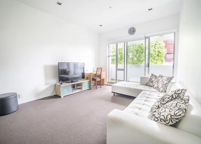 Modern 2 Bedroom Apartment In Auckland Cbd With Parking