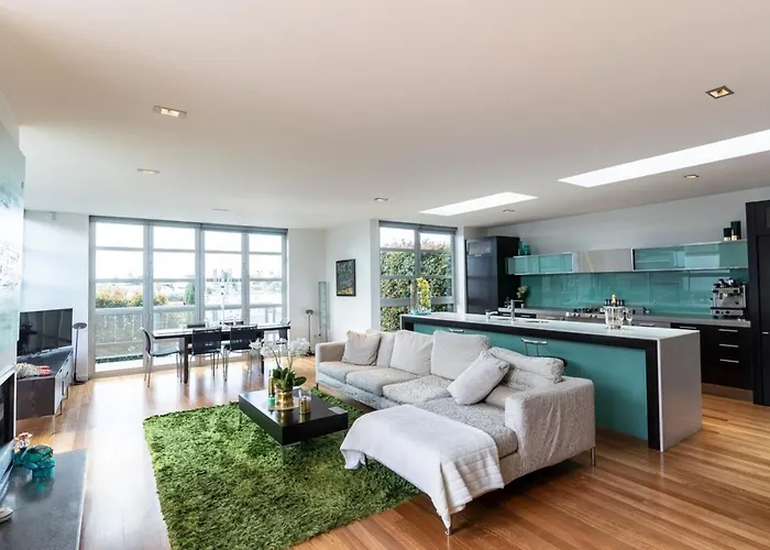 Designer 3 Bedroom Home With Harbour Views