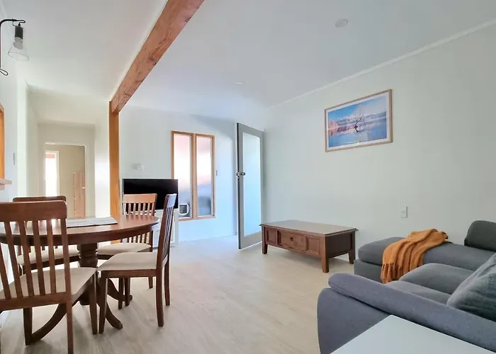 Lovely 2 - Bedroom Unit With Free Parking