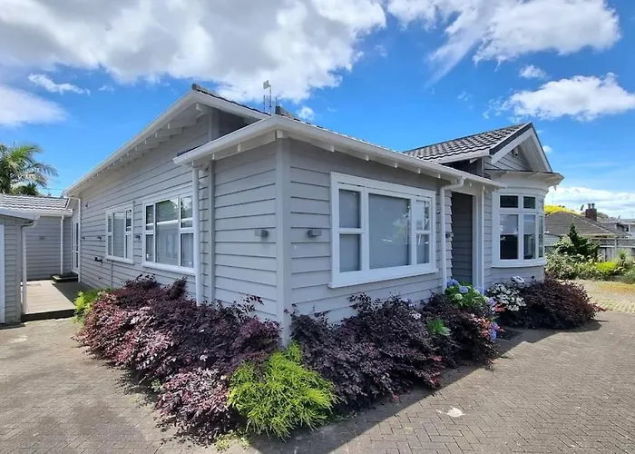 Central Auckland 5-Bedroom Villa With Free Parking