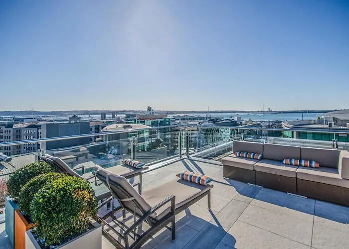 Sophistication Stay-Cation With A Roof Top Pool!