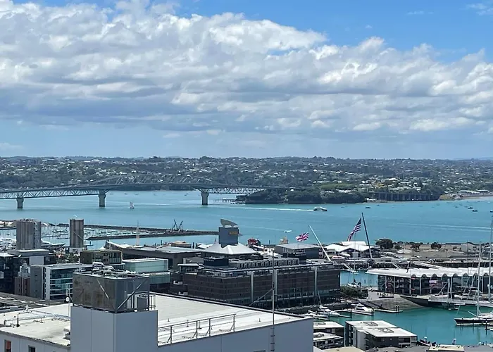 Modern 2 Bedroom Apartment 1 Minute To Skytower