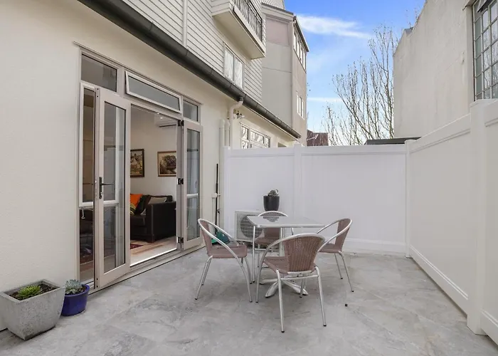 Cbd Spacious 3 Storey Terrace House With Courtyard
