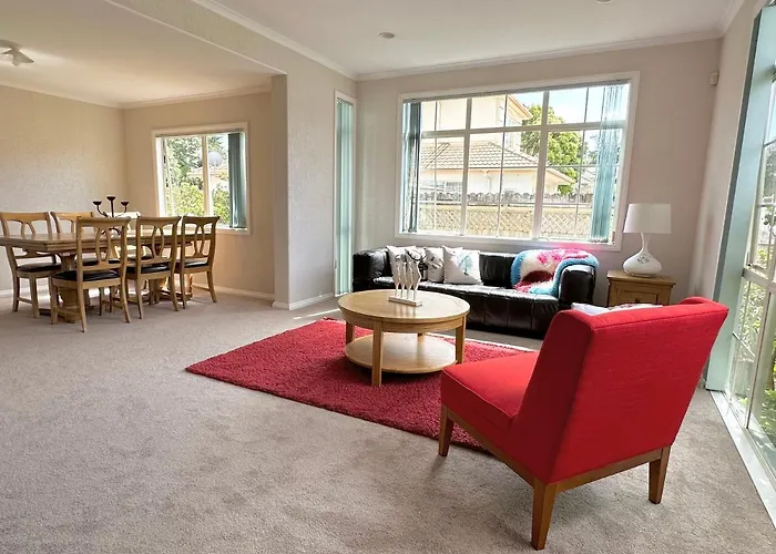 Cheerful 4 Bedrooms Home With Stunning Sunshine