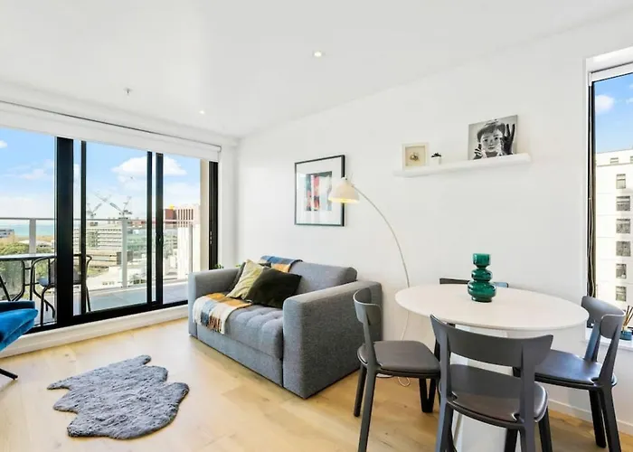 City Seaview Stunner With Pool And Gym