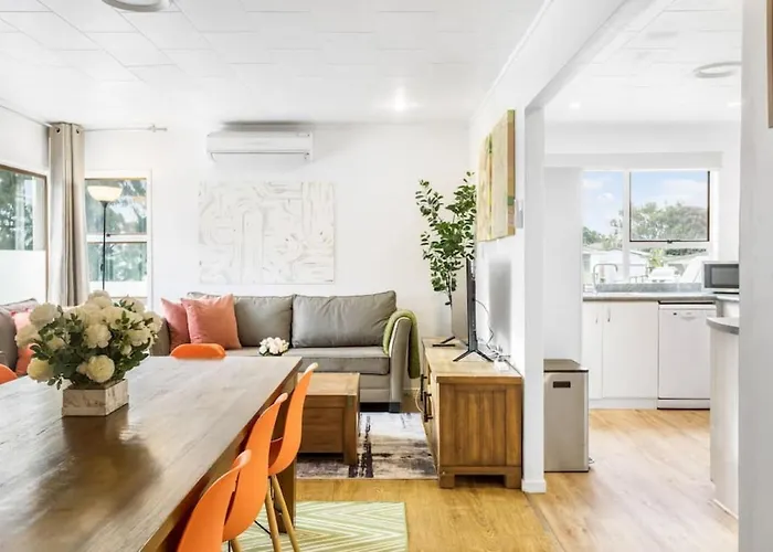 Homespun Haven 4 Bedroom With Parking And Patio