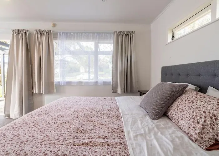 Large Room With Ensuite In Leafy Surrounds
