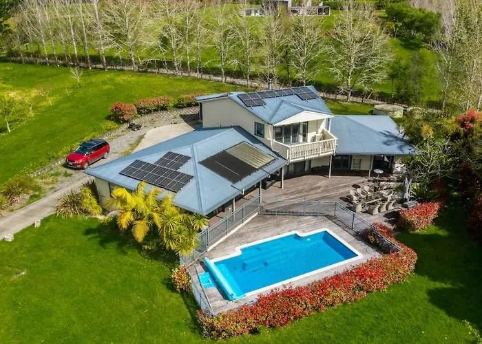 Ultimate 5-Bedroom Rural Poolside Oasis - Auckland