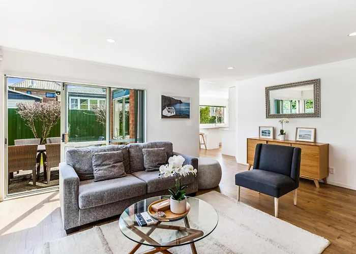 Private And Sunny 3-Bedroom Home With Parking