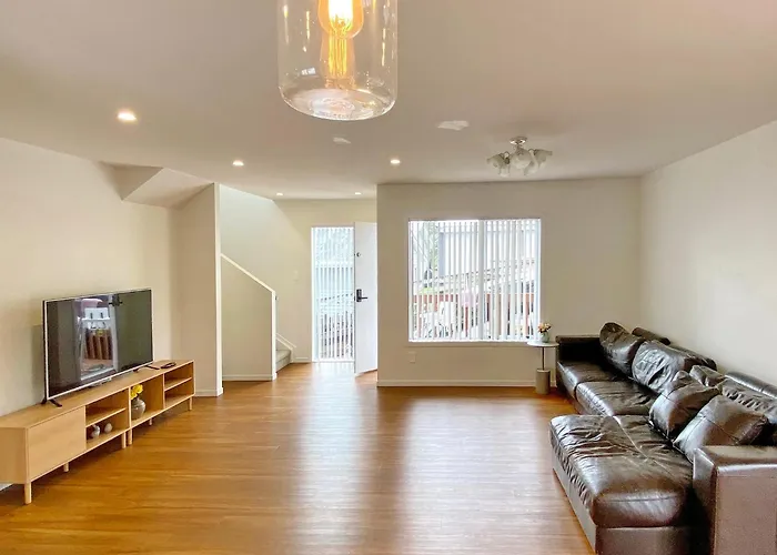 7Br 3Bh Beach Escape. 2 Min To Browns Bay Beach