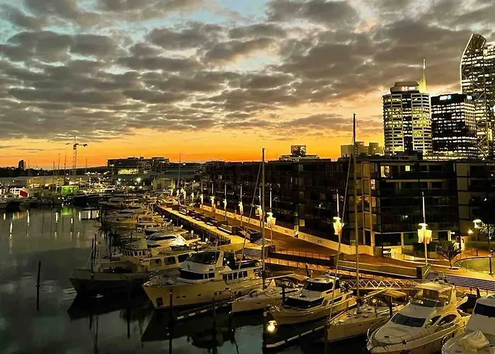 Waterfront Apartment With Sky Tower & Harbour View