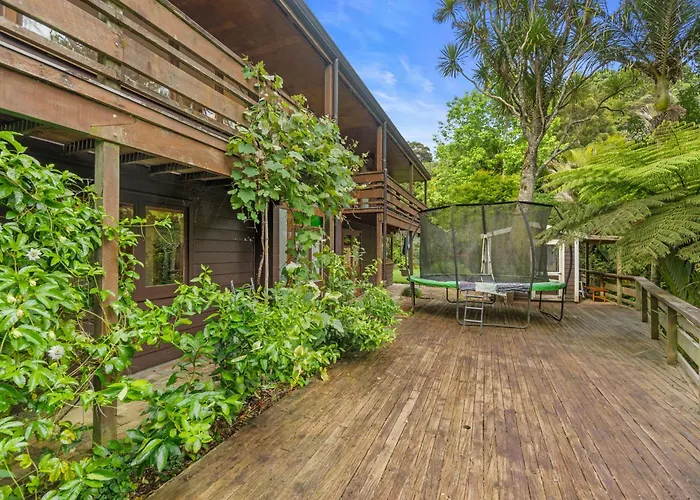 Treetop Sanctuary - Titirangi Holiday Home