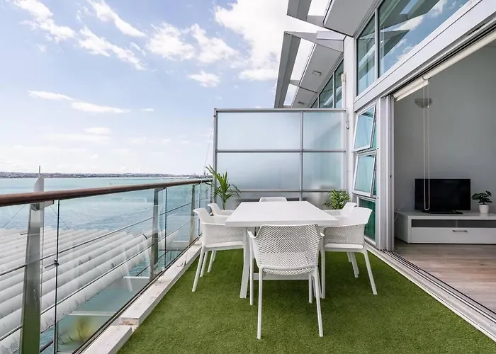 Spacious Penthouse With Spectacular Harbour Views!
