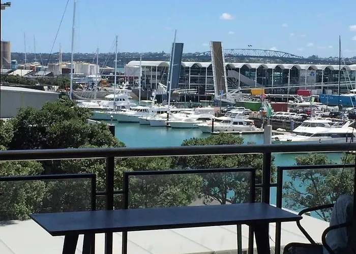 Luxury Waterfront Nest Above Viaduct Harbour