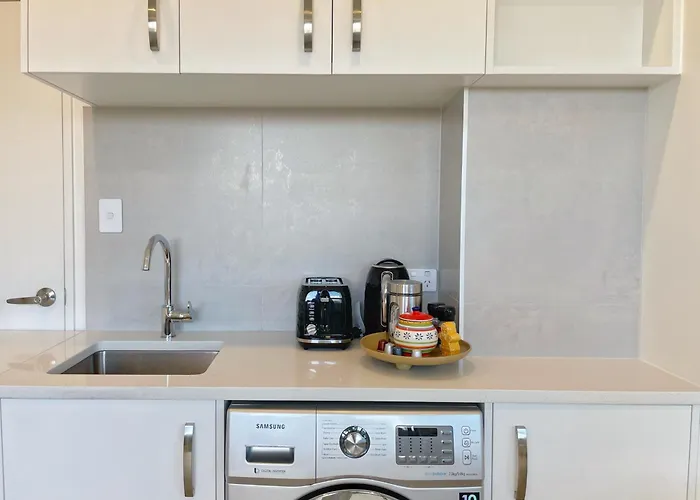 Modern French Retro Townhouse In Sandringham, Close To City, Heat Pumps, Netfilx