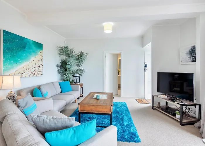 Bright Kingsland Contemporary