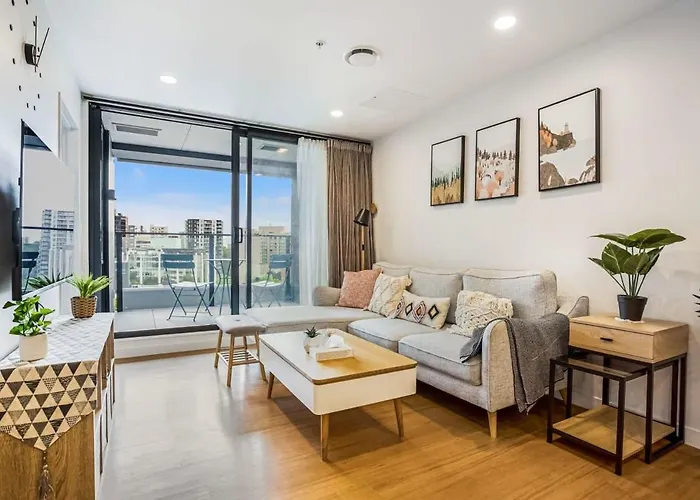 Cosy Two Bedroom Apartment With Balcony Pool And Gym