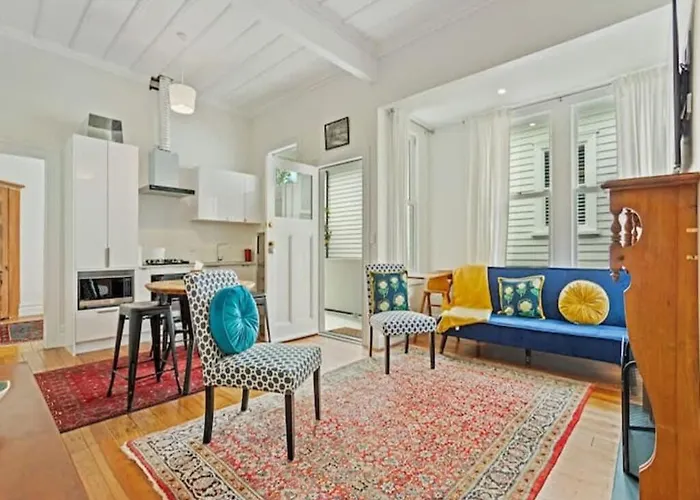 Cheerful 1 Bedroom Home With Free Parking