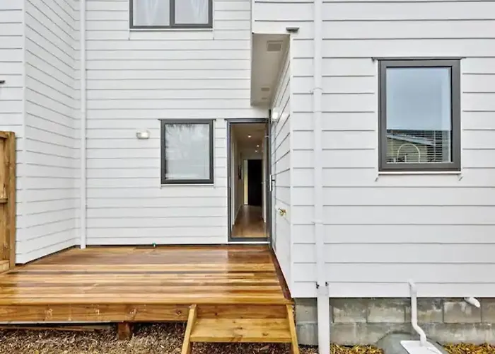 Stunning Three Bedroom Townhouse With Free Parking