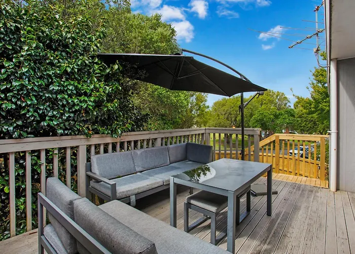 Sunnyside Townhouse With Rumpus, Parking And Deck