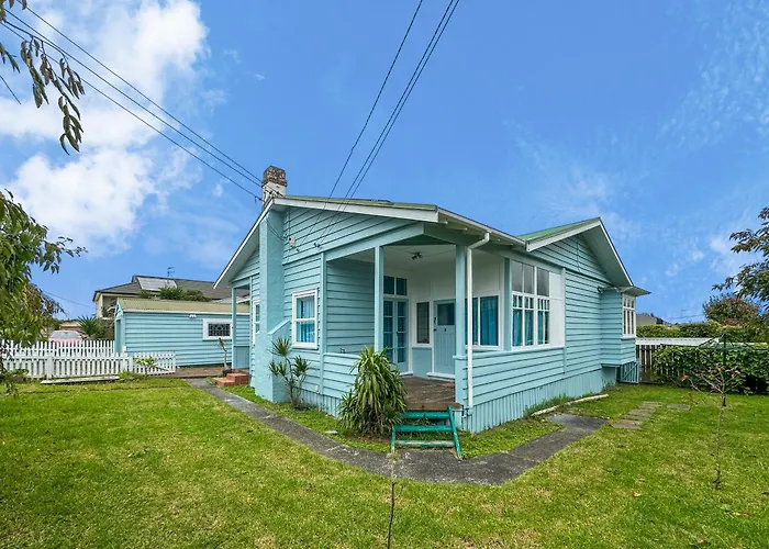 Green Getaway- Unique, 4 Bedroom Bungalow Papakura